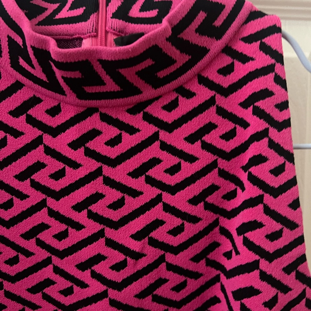 Geometric Patterned Sleeveless Top - Pink And Bla… - image 2